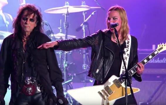 Video: HALESTORM&#039;s LZZY HALE Performs LED ZEPPELIN Classic With ALICE COOPER, JOE PERRY, JOHNNY DEPP