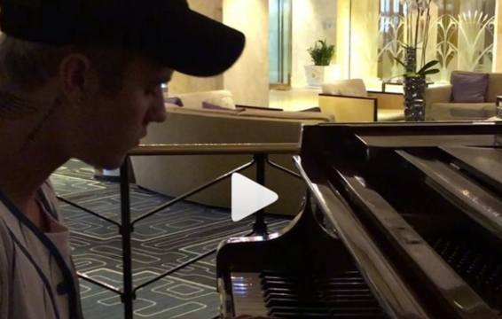 Justin Bieber toca “Hotline Bling” de Drake e “Work” de Rihanna em piano de hotel