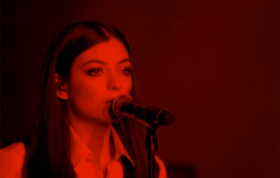 Lorde Performs ‘Life on Mars’ at the BRIT Awards’ Stirring David Bowie Tribute