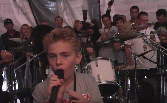 Video: 10-Year-Old IRON MAIDEN Fan Joins NICKO MCBRAIN For &#039;Flight Of Icarus&#039; Performance