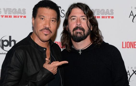 That Time Lionel Richie Gave Dave Grohl a Muffin Basket