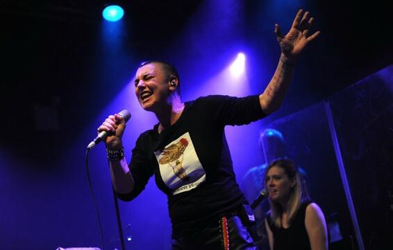 Watch Sinéad O’Connor, Ava Cherry Cover David Bowie in Chicago