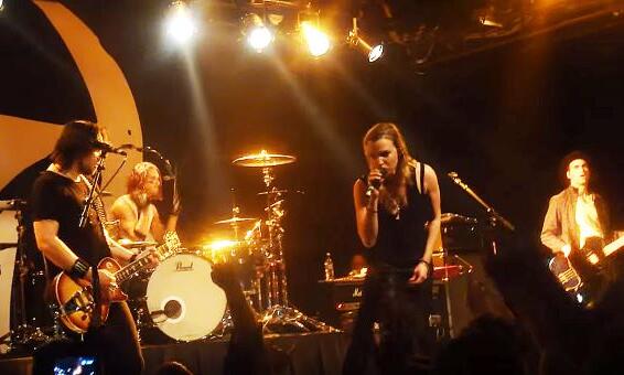 Video: HALESTORM Pays Tribute To SCOTT WEILAND With &#039;Interstate Love Song&#039; Performance