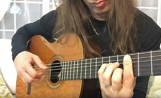 Video: MEGADETH Guitarist KIKO LOUREIRO Performs Acoustic Version Of &#039;Silent Night&#039; For Christmas