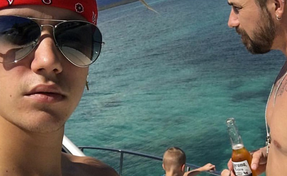 Justin Bieber curte temporada de folga com pai e irmão em ilha no Caribe