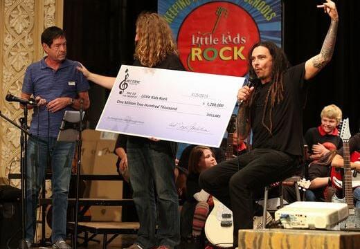 KORN&#039;s MUNKY Jams With LITTLE KIDS ROCK Students (Video)