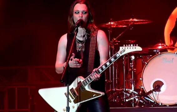 HALESTORM&#039;s LZZY HALE Says There Is No Rivalry Between Her And TAYLOR MOMSEN