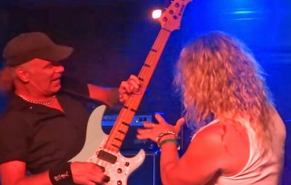 Video: STEEL PANTHER&#039;s MICHAEL STARR, THE WINERY DOGS&#039; BILLY SHEEHAN Perform VAN HALEN&#039;s &#039;Atomic Punk&#039;