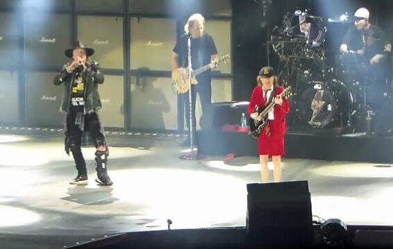 Watch AXL ROSE-Fronted AC/DC Perform In Hamburg, Germany