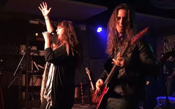 Video: New MEGADETH Guitarist KIKO LOUREIRO Plays IRON MAIDEN Classics During &#039;Ultimate Jam Night&#039;