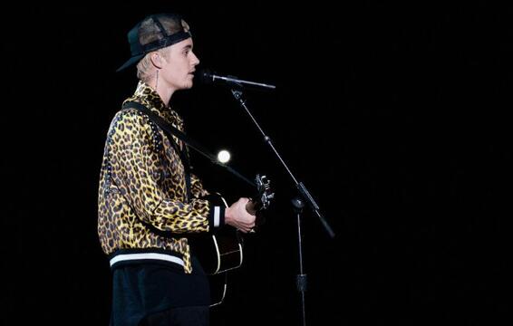 Skrillex and Diplo Join Justin Bieber for Full-Band Performance of ‘Where Are Ü Now’