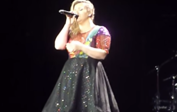 Kelly Clarkson Sang a Booming Cover of Bryan Adams’ ‘Heaven’