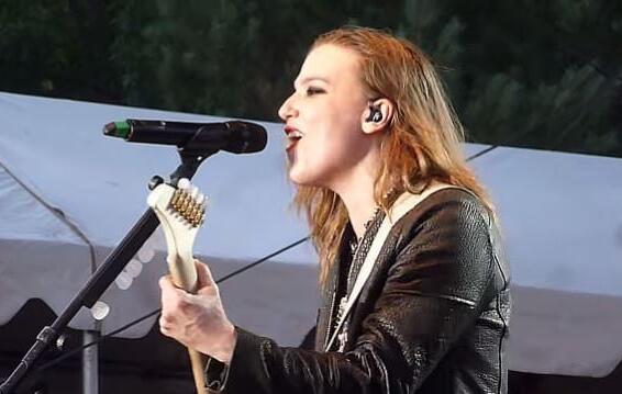 LZZY HALE Says Recording Process For HALESTORM&#039;s &#039;Into The Wild Life&#039; Was &#039;Very Freeing&#039;