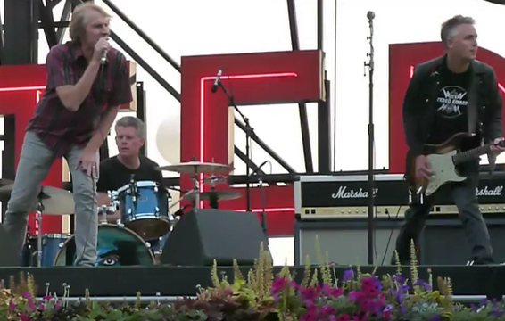 Mudhoney, Pearl Jam, Guns N&#039; Roses Members Play Stooges Covers on Pike Place Market Rooftop