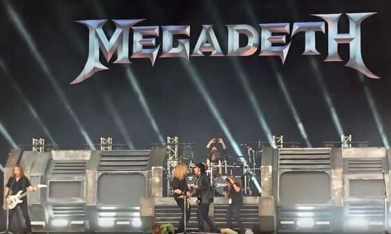 Video: NIKKI SIXX Joins MEGADETH On Stage At U.K.&#039;s DOWNLOAD Festival
