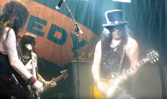 SLASH Pays Tribute To LEMMY With &#039;Ace Of Spades&#039; Performance (Video)