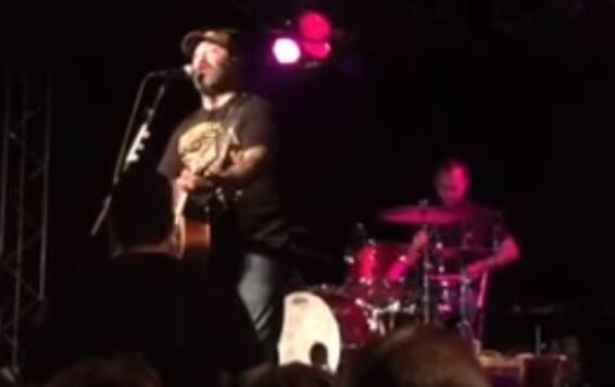 STAIND&#039;s AARON LEWIS Pays Tribute To SCOTT WEILAND With &#039;Creep&#039; Performance (Video)