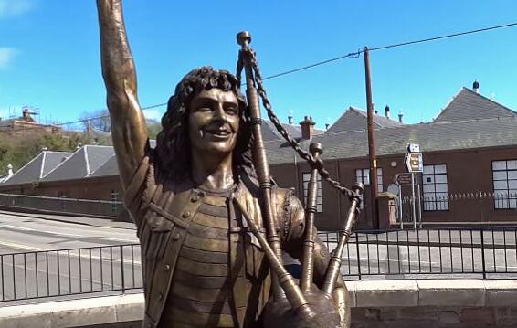 AC/DC Frontman BON SCOTT&#039;s Statue Becomes Scottish Town&#039;s Top Attraction