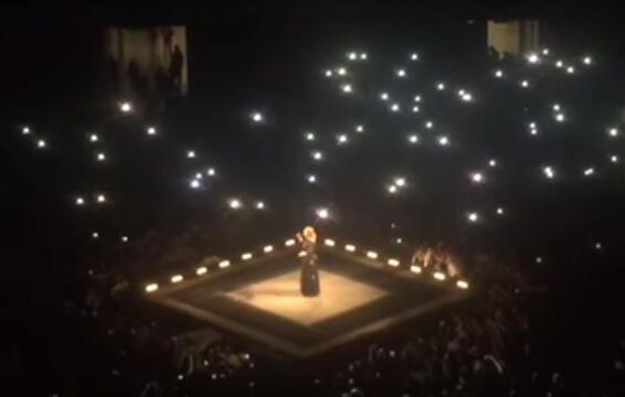 Adele falou, cantou, encantou e não chorou