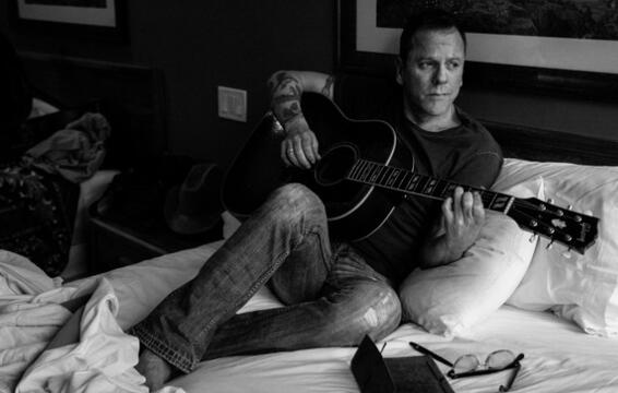 Kiefer Sutherland Talks Being a Young Gun in Country Music, Shares New ‘Can’t Stay Away’