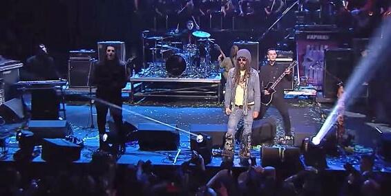 Video: ROB ZOMBIE Joins MOTIONLESS IN WHITE For Cover Of WHITE ZOMBIE&#039;s &#039;Thunder Kiss &#039;65&#039;