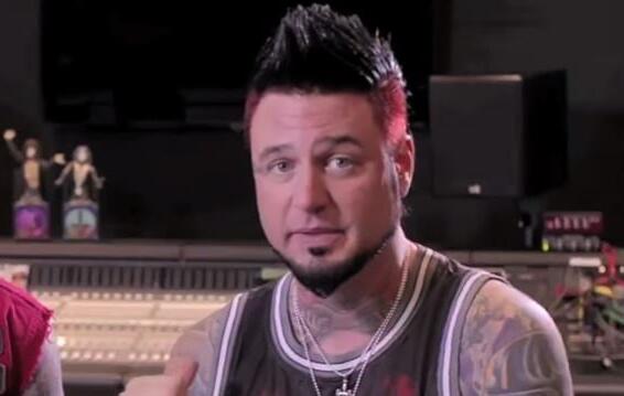FIVE FINGER DEATH PUNCH&#039;s JASON HOOK Says ROB HALFORD Has &#039;Become A Great Friend Of The Band&#039;