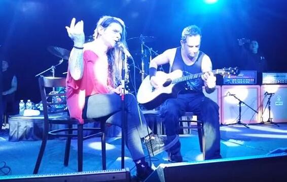 Video: LIFE OF AGONY Pays Tribute To SCOTT WEILAND With &#039;Plush&#039; Performance