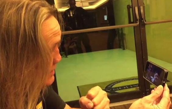 Video: IRON MAIDEN&#039;s NICKO MCBRAIN Surprises Autistic Fan With FaceTime Call