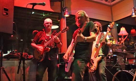 Video: IRON MAIDEN&#039;s ADRIAN SMITH Jams Rock Classics At California Pub