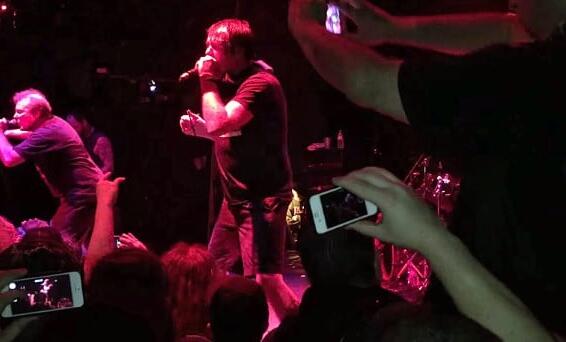 JELLO BIAFRA Joins NAPALM DEATH On Stage To Perform DEAD KENNEDYS&#039; &#039;Nazi Punks F**k Off&#039; (Video)