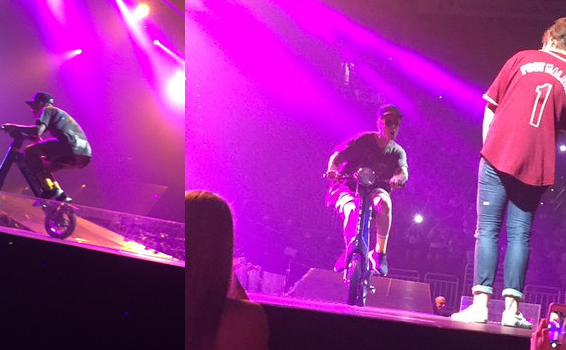 FOTOS &amp; VÍDEOS: De bicicleta, Justin Bieber invade show de Post Malone na PWT