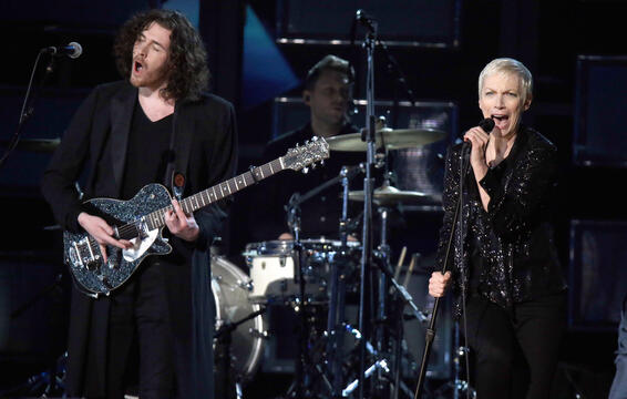 Q&amp;A: Annie Lennox Talks Grammys Collaboration With Hozier, ‘Fifty Shades of Grey’