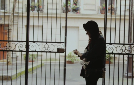 Courtney Barnett Performs &quot;Depreston&quot; in Paris for La Blogothèque&#039;s Take Away Show