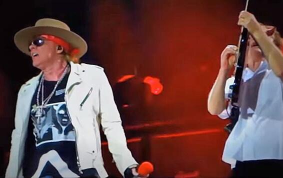 Watch AXL ROSE-Fronted AC/DC Perform In Manchester
