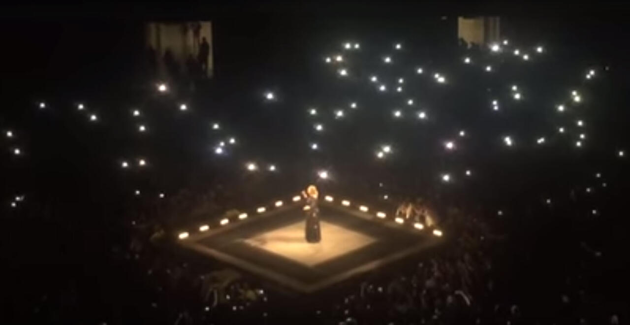 Adele falou, cantou, encantou e não chorou