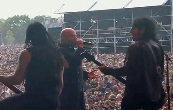 NIKKI SIXX Joins DISTURBED For Performance Of MÖTLEY CRÜE&#039;s &#039;Shout At The Devil&#039; (Video)