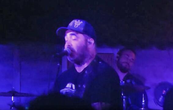 Watch STAIND&#039;s AARON LEWIS Pay Tribute To PRINCE With &#039;When Doves Cry&#039; Performance