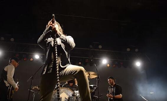 Video: POP EVIL Pays Tribute To SCOTT WEILAND With &#039;Interstate Love Song&#039; Performance