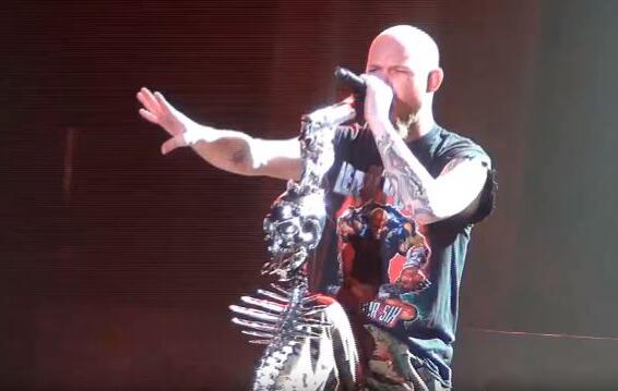Video: FIVE FINGER DEATH PUNCH Asks For Moment Of Silence To Honor Paris Terror Attack Victims
