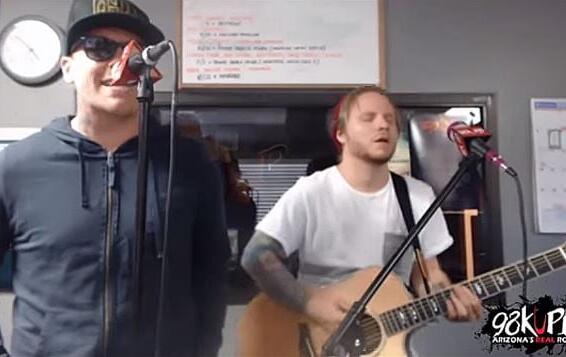 Video: SHINEDOWN Promotes &#039;Threat To Survival&#039; Album With Acoustic Performance At Arizona&#039;s 98 KUPD