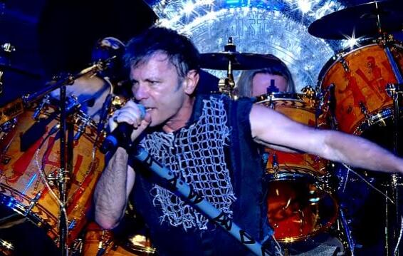 Video: IRON MAIDEN&#039;s BRUCE DICKINSON Berates Unruly Fan At Adelaide Concert, Threatens To &#039;Sort Him Out&#039;